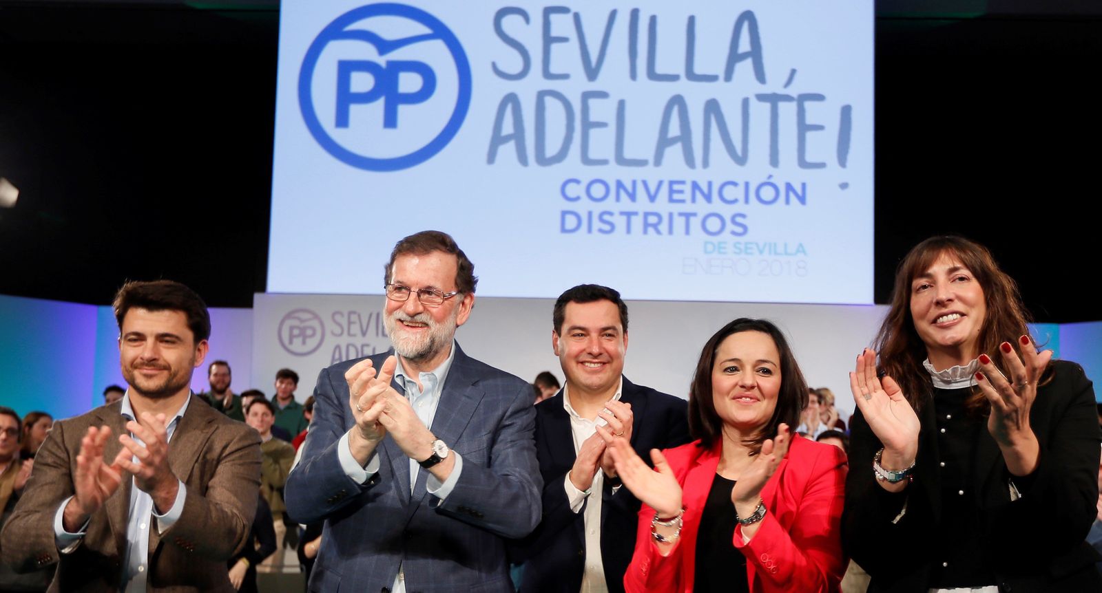 Mariano Rajoy con Beltrán Pérez, Juanma Moreno, Virginia Pérez y Loles López, en Sevilla.