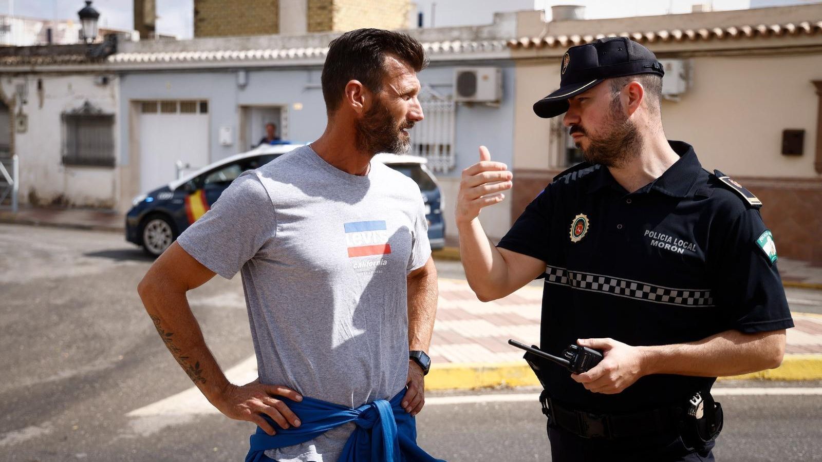 Antonio Barroso habla con un policía local de Morón de la Frontera.