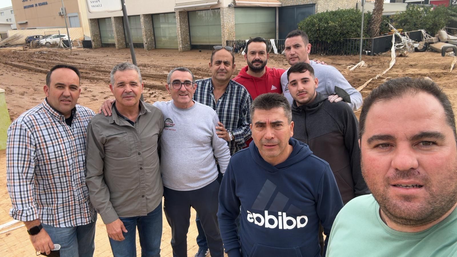 Villanovenses en Valencia después de transportar los víveres.