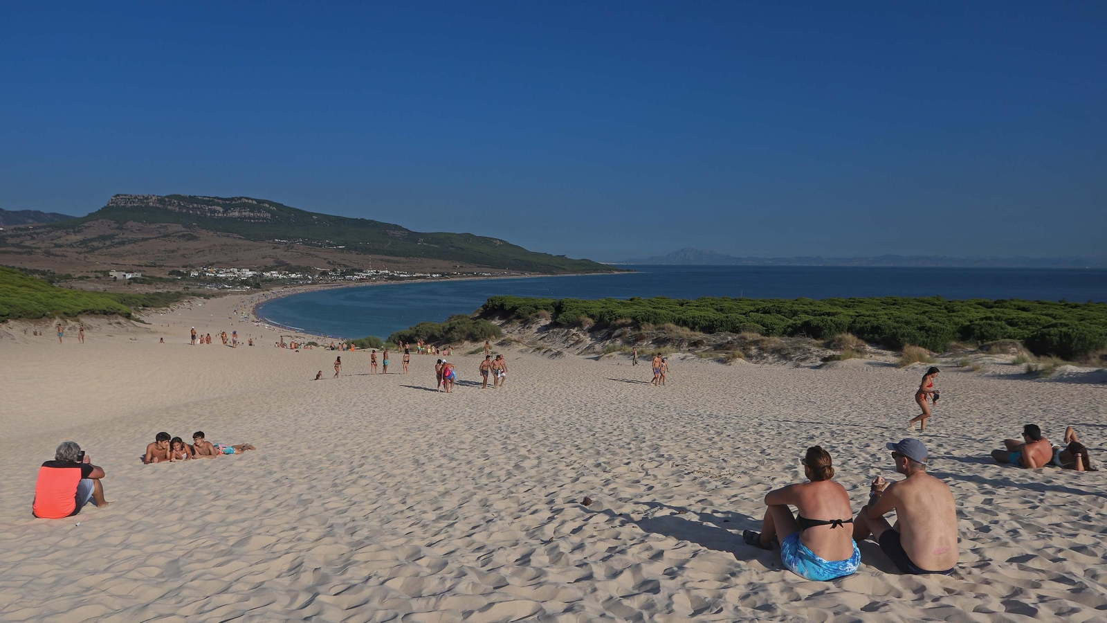 Imagen de archivo de turistas en la playa de Bolonia.