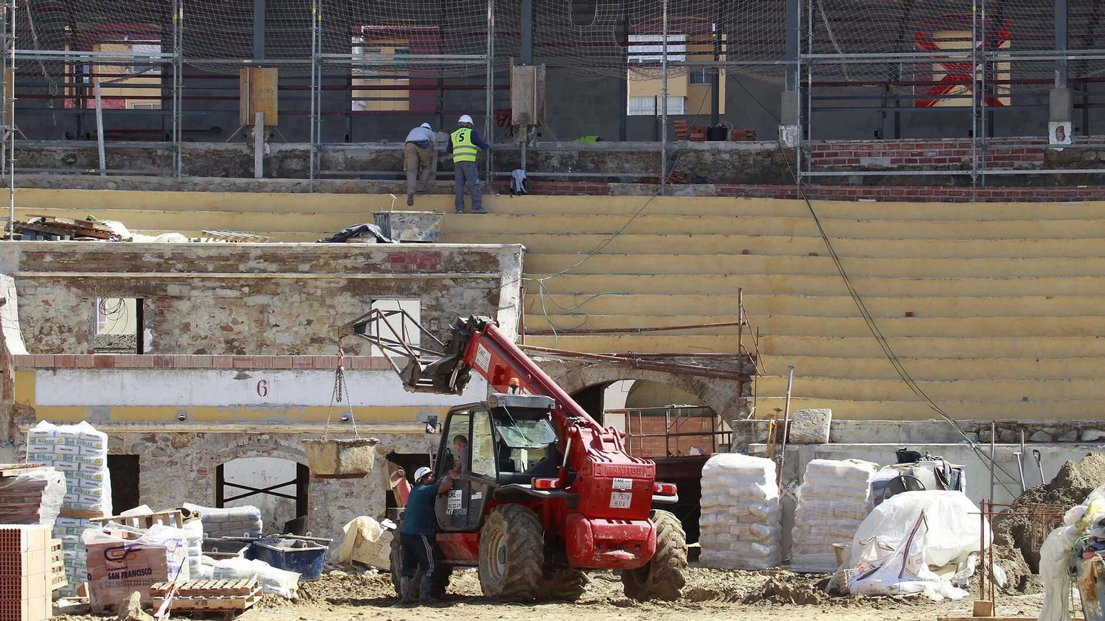 Las fotos de las obras de la plaza de toro de la Línea
