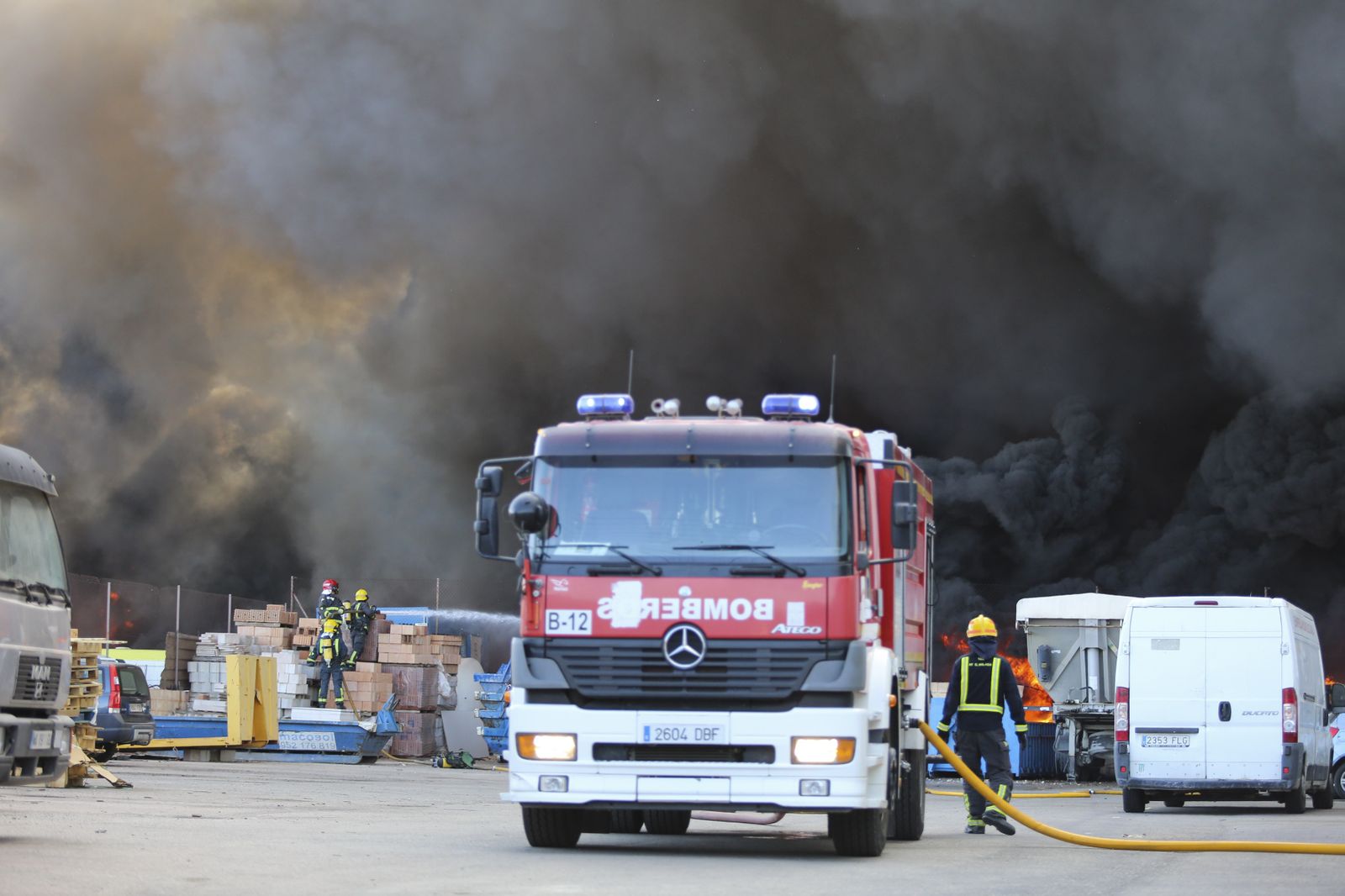 El incendio en el polígono Guadalhorce de Málaga, en fotos