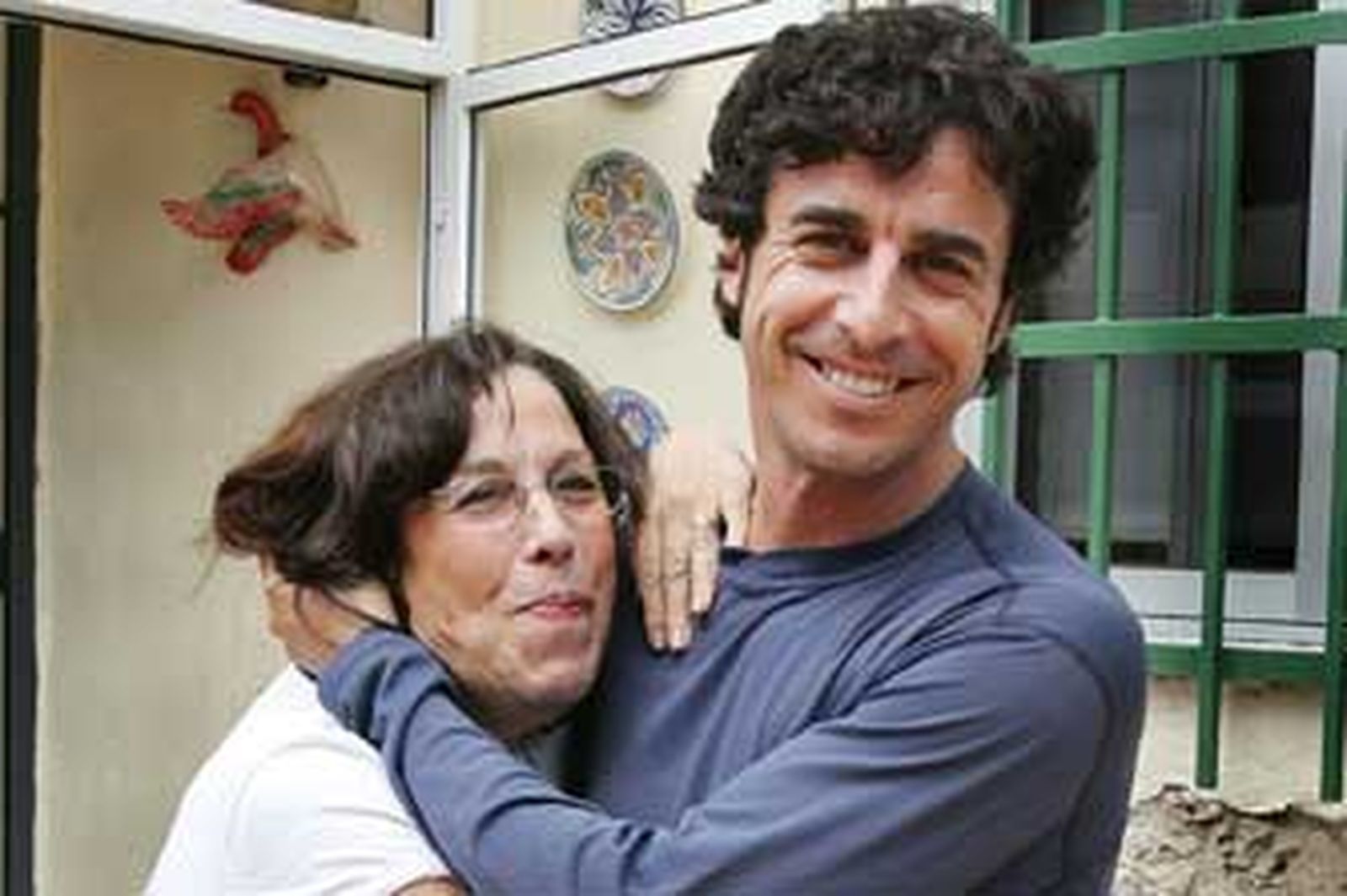 Emilio Morenatti abraza a su madre junto a su casa de La Plata en Jerez tras el secuestro sufrido en 2006.