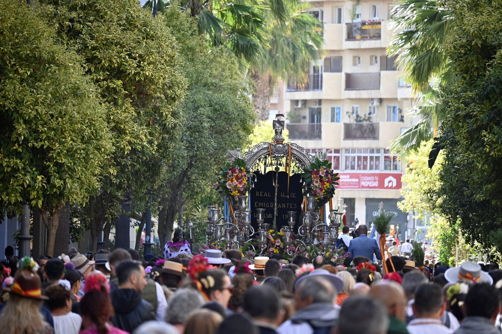 Imágenes de los peregrinos de la Hermandad de Emigrantes en su salida por las calles de Huelva