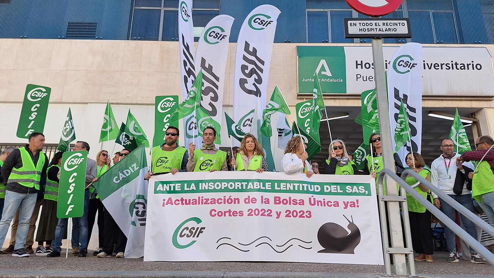 Un momento de la concentración del CSIF en el hospital de Cádiz.