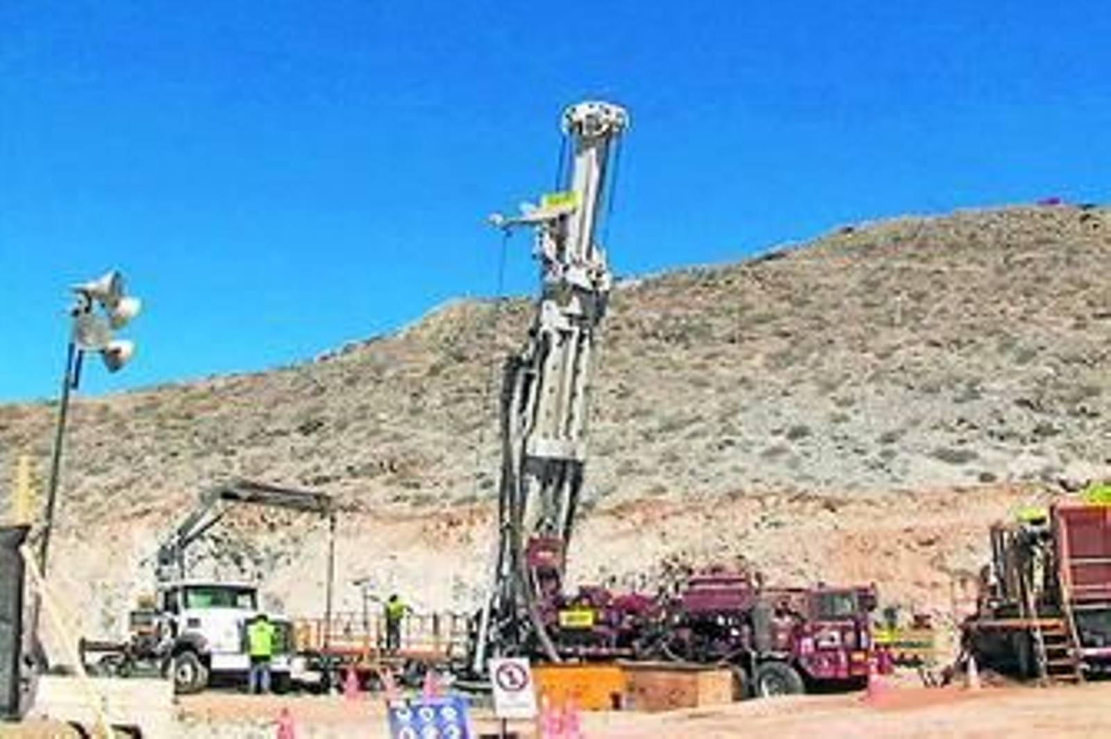 La máquina del plan B continúa excavando para alcanzar a los mineros atrapados a 700 metros de profundidad.