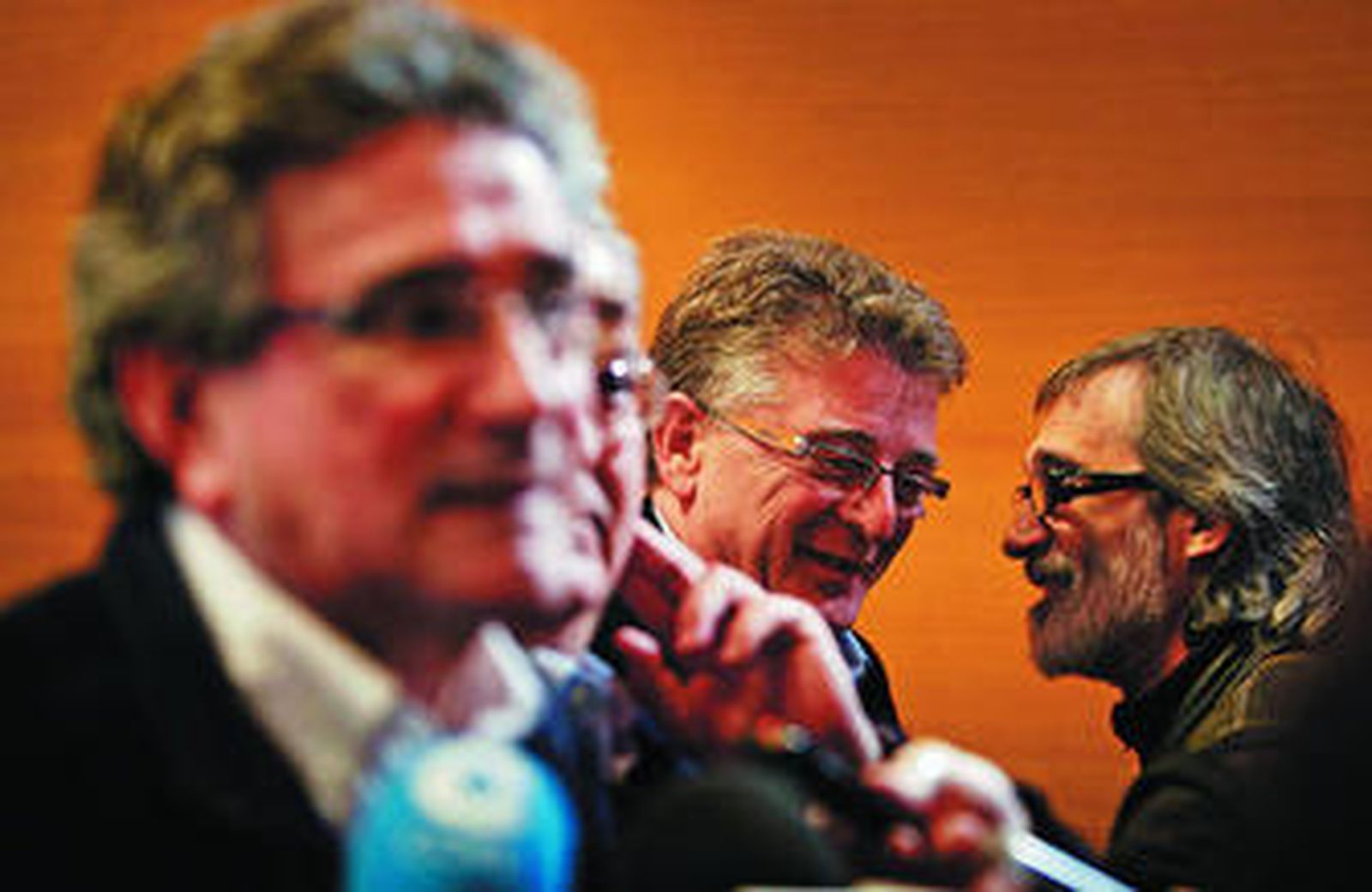 Luis Pizarro atiende a los medios de comunicación antes del congreso de ayer, con Cabaña y Pérez Peralta conversando en segundo plano.