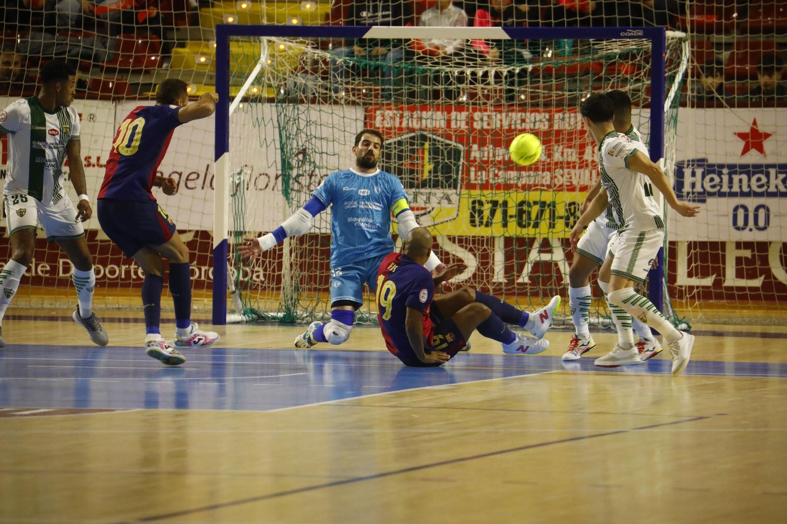 Las mejores fotos del ambiente en Vista Alegre para el Córdoba Futsal - Barça