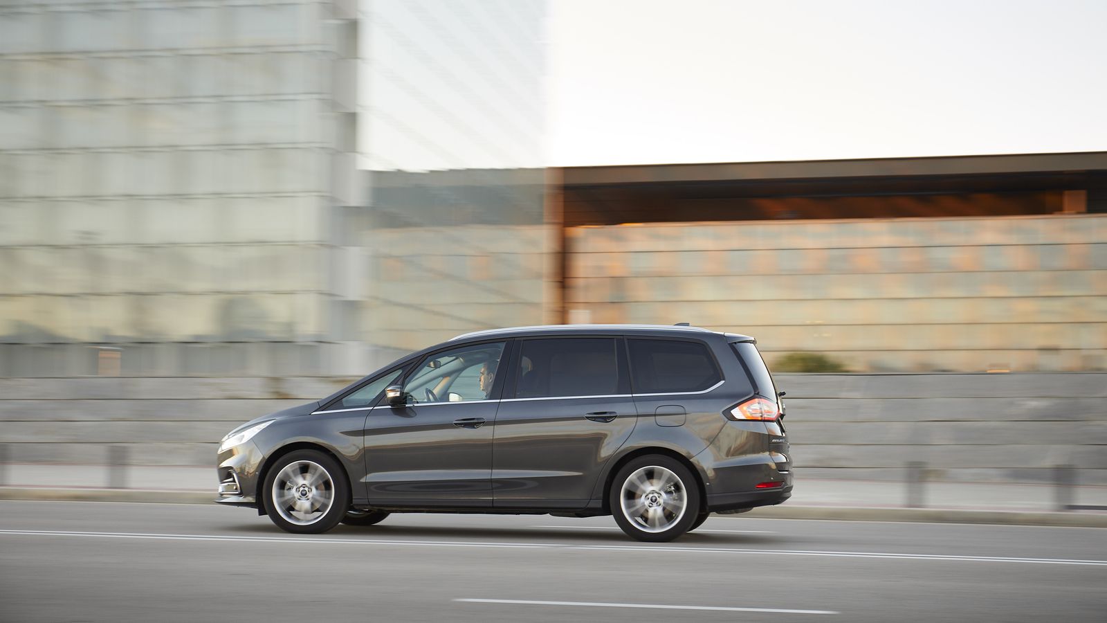 El Galaxy mantiene su carácter de monovolumen amplio y confortable, sin perder espacio útil por la incorporación de la batería de iones de litio.