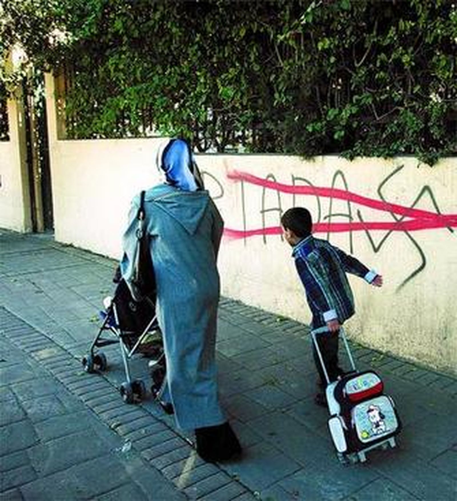 Pintada neonazi en un instituto de Portada Alta.