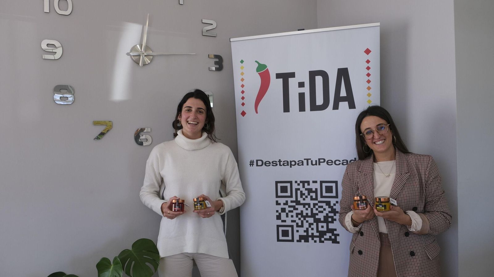 Charo y Andrea Reyes trabajan en el departamento comercial de Frescover de la que nace TIDA