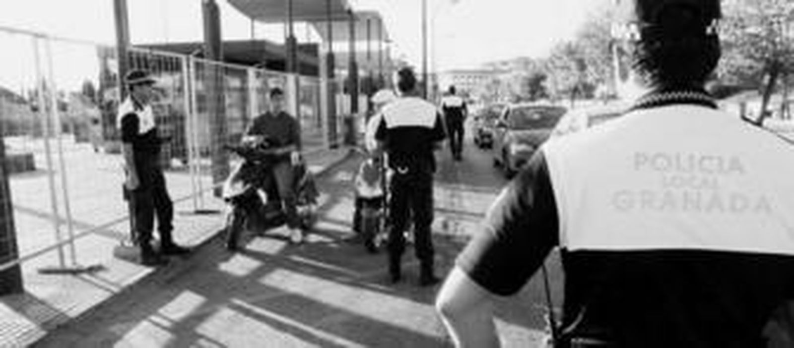 Agentes de la Policía Local vigilaron durante todo el día los accesos al botellódromo.