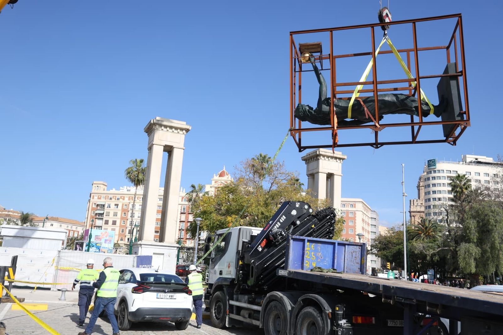 El montaje de las dos esculturas de Neptuno y Venus, en fotos