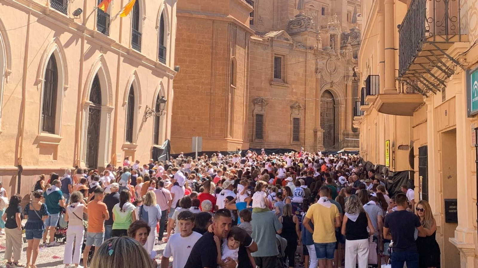 Las inmediaciones de la Catedral de Guadix abarrotadas de público ante la llegada del Cascamorras Infantil.