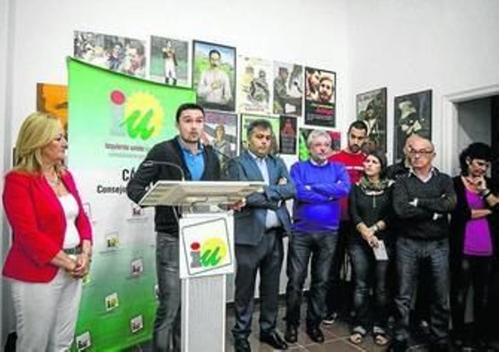 Martín Vila, ayer entre Blanca Marzán y Manuel Cárdenas, y el resto de los miembros del Consejo Local de IU.