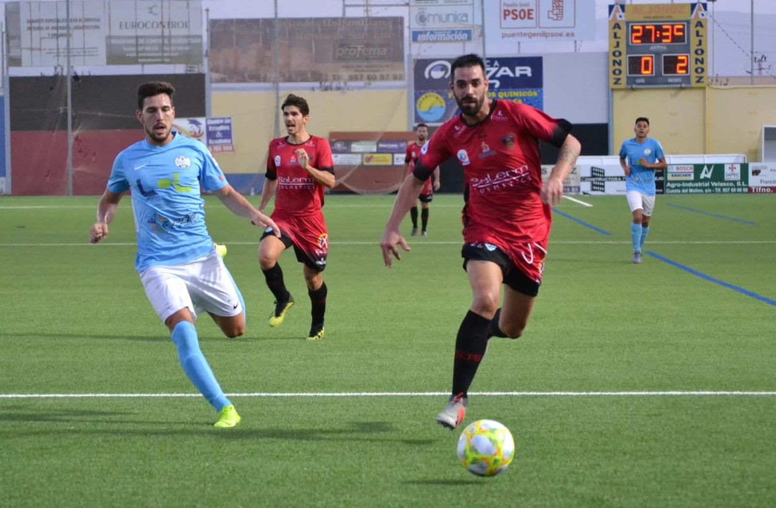 Un jugador del Puente Genil y otro del Ciudad de Lucena buscan el balón en la cita de la primera vuelta.
