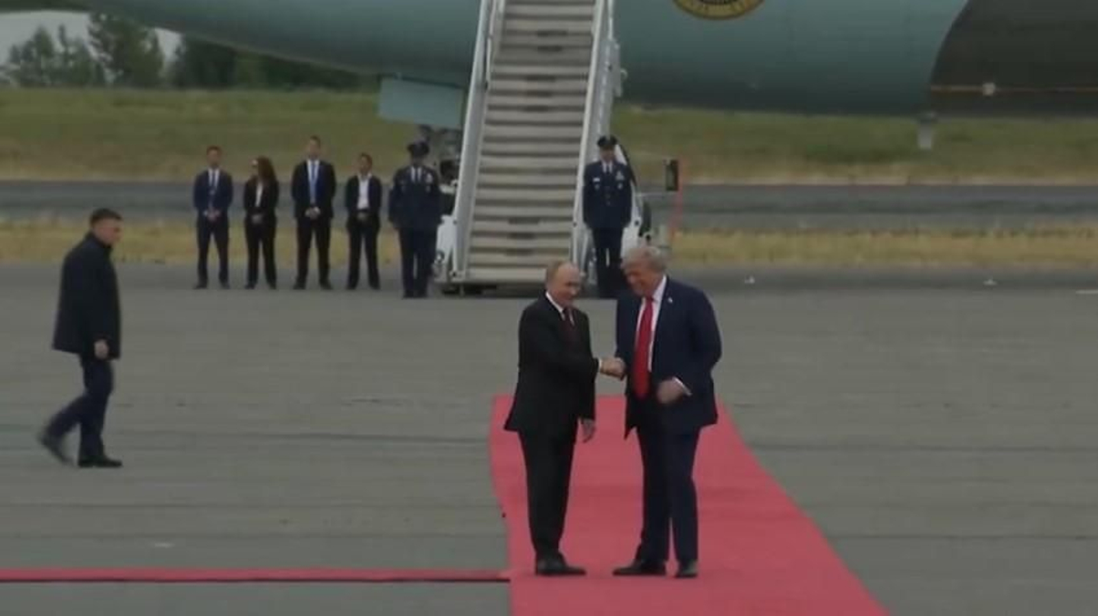 Donald Trump recibe a Putin a su llegada a Alaska.