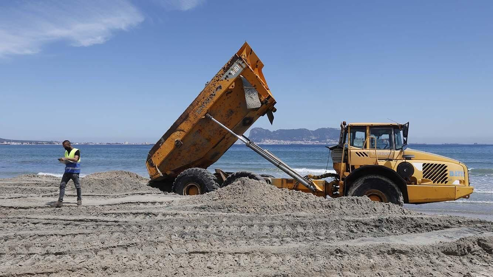 Las fotos del trasvase de arena en la playa de El Rinconcillo