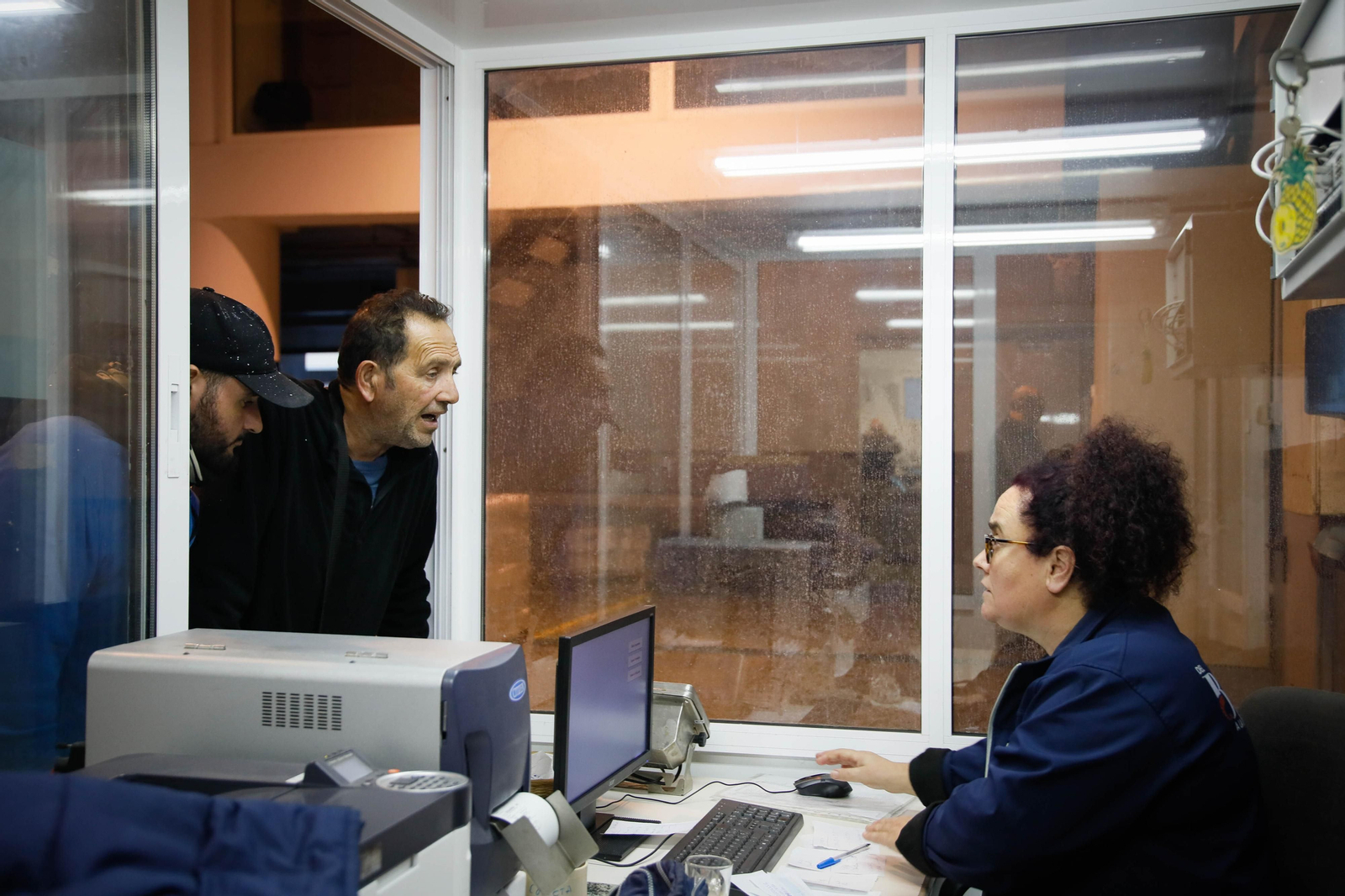 Te contamos en imágenes como ha sido la descarga de las traiñas en la lonja de Almería