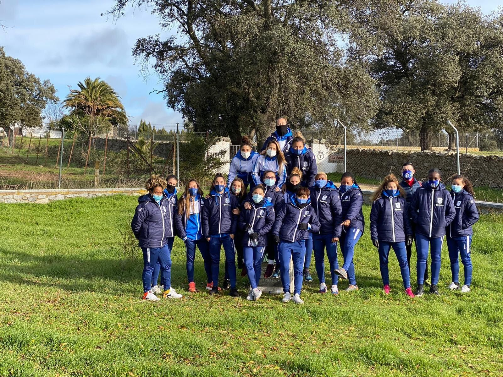 Las jugadoras del Pozoalbense, en el Pozo La Legua, durante una parada en el camino al Santuario de la Virgen de Luna.