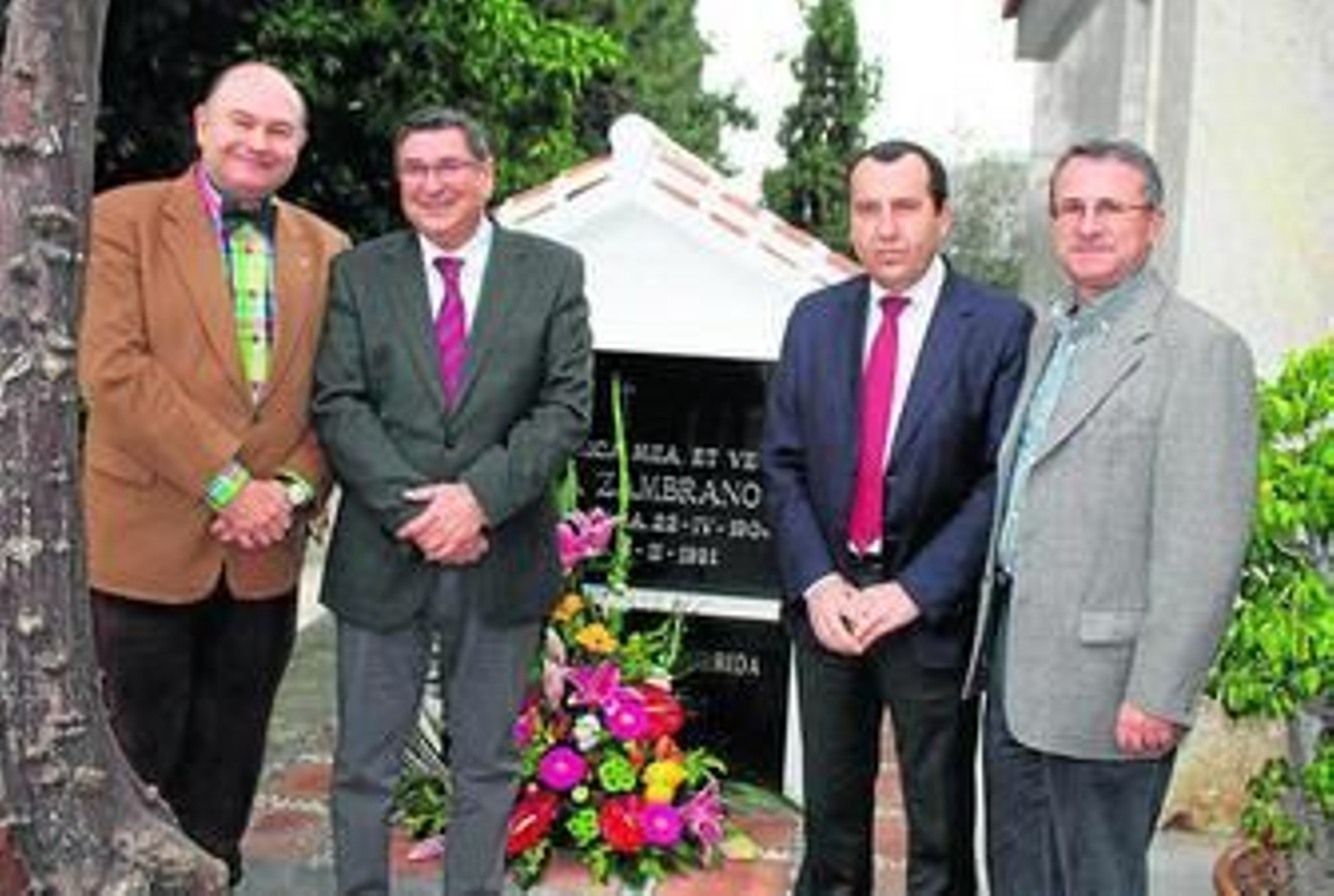 Representantes institucionales y de la Fundación, ayer, ante la tumba de María Zambrano.