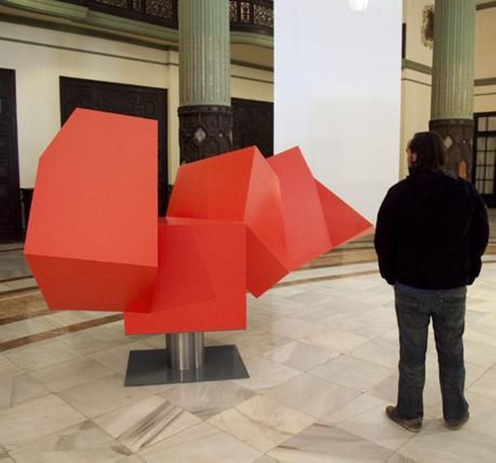 Imagen de la muestra 'Juan Serrano. Pintura, escultura, diseño', que puede disfrutarse en el Casino de la Exposición. / Jaime Martínez