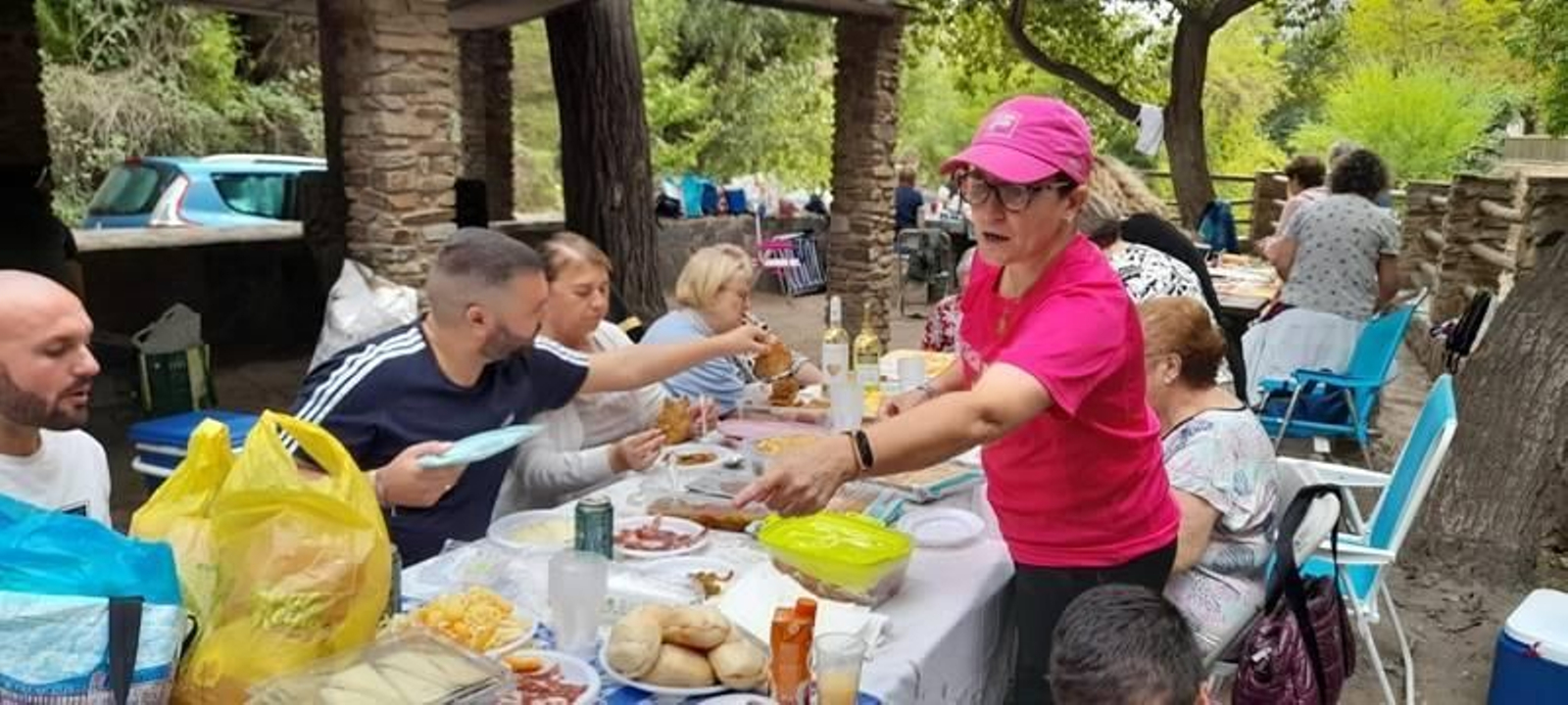 Los vecinos del Barrio Visiedo en el merendero de Laujar