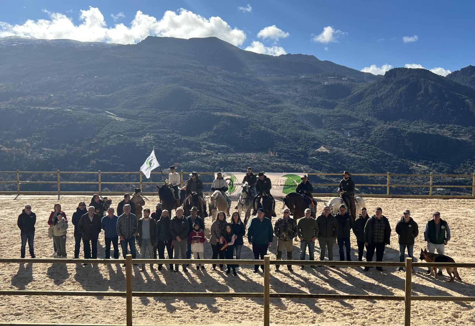 Foto de familia de todos los participantes en el acto de inauguración.