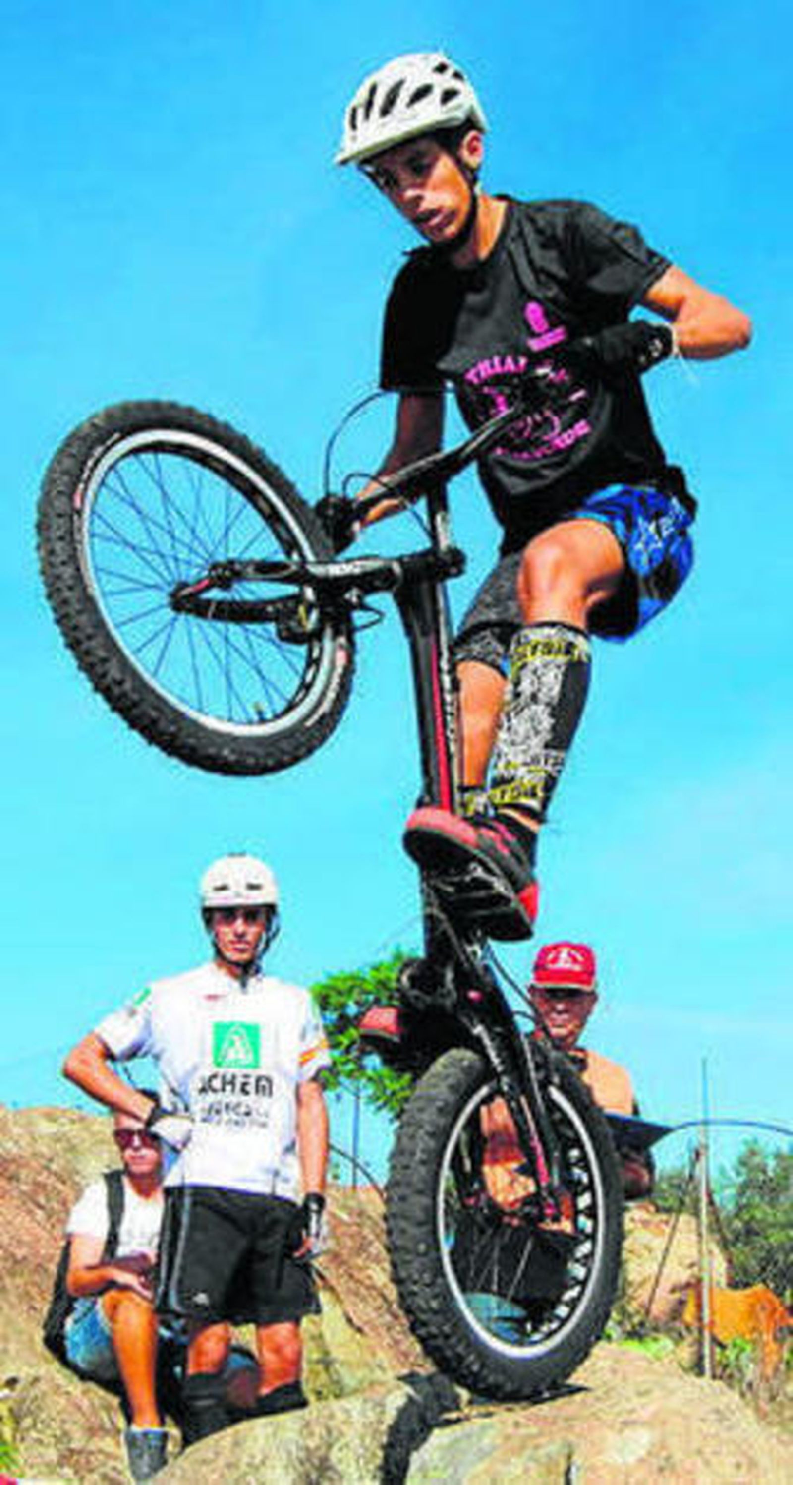 Un competidor, en plena acrobacia.