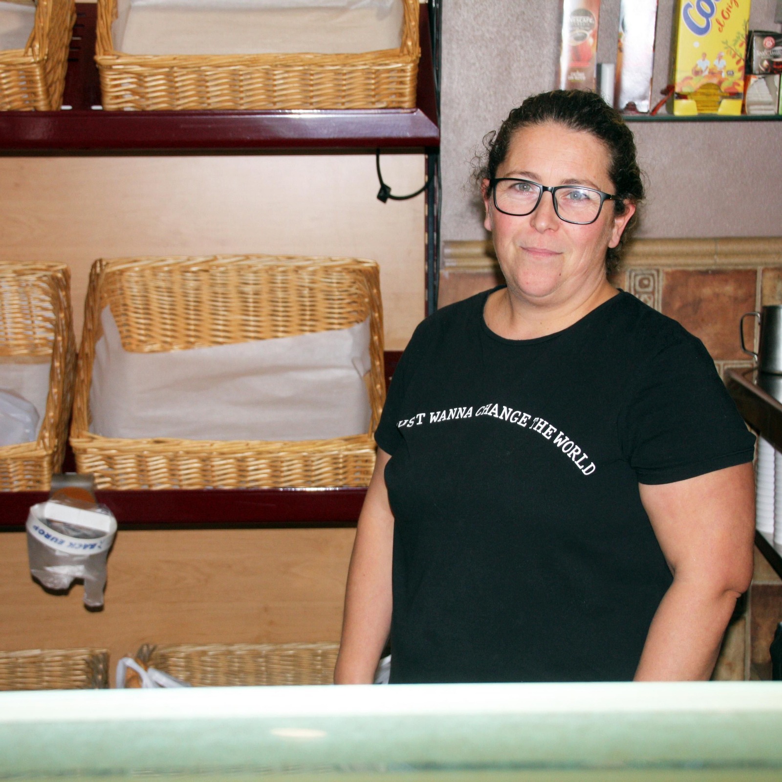 Ani regenta una panadería/cafetería en Balerma.