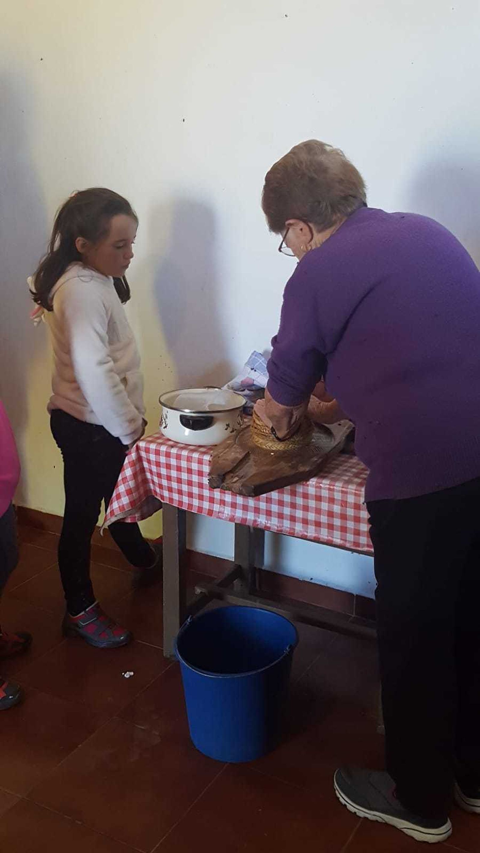 Aprendiendo a hacer queso con toda una experta, en Taberno
