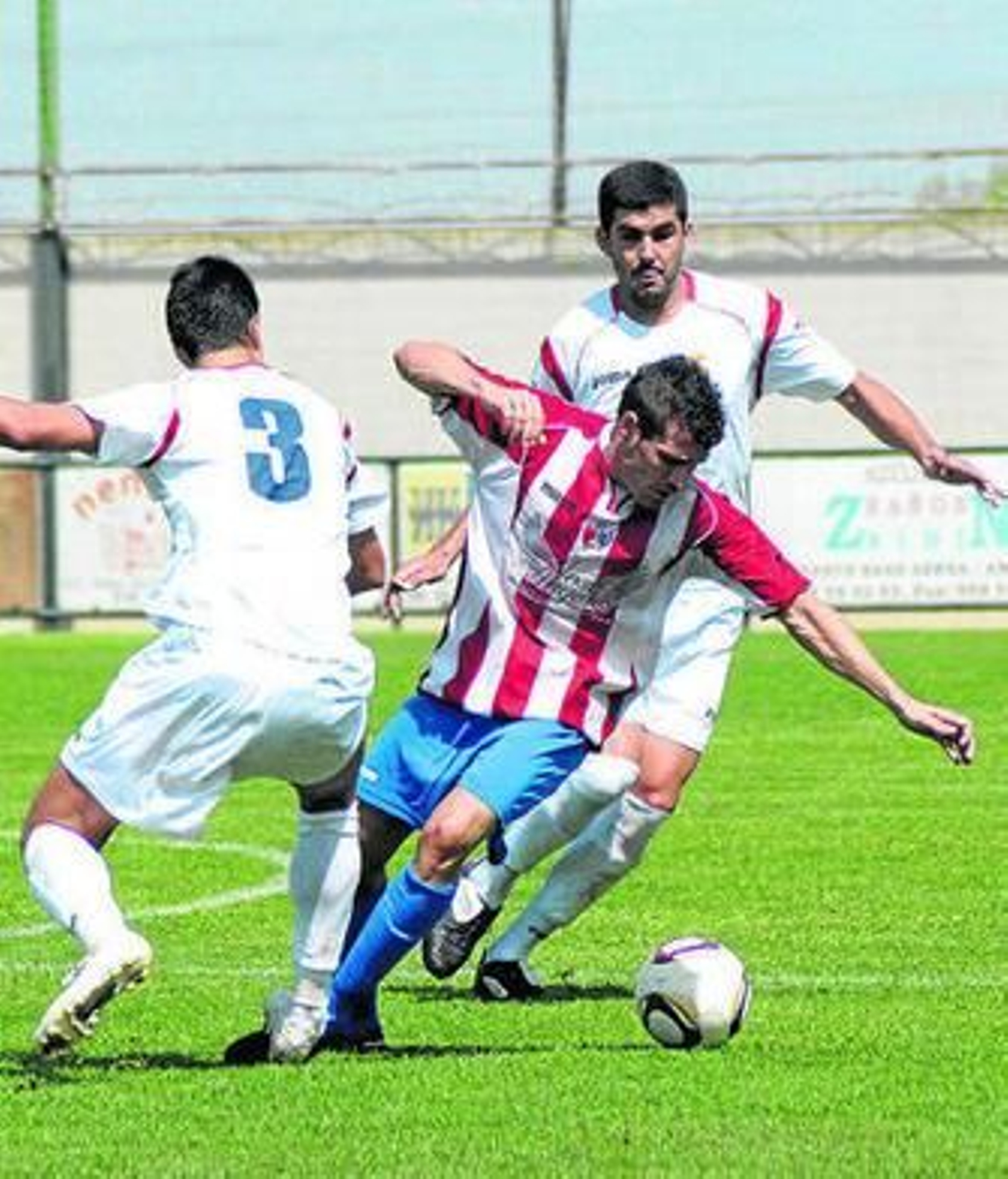 Un jugador del Arenas elude al exarmillero Chemi.