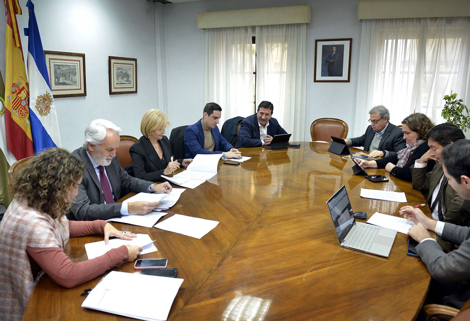 Un instante de la reunión de la junta de gobierno local.