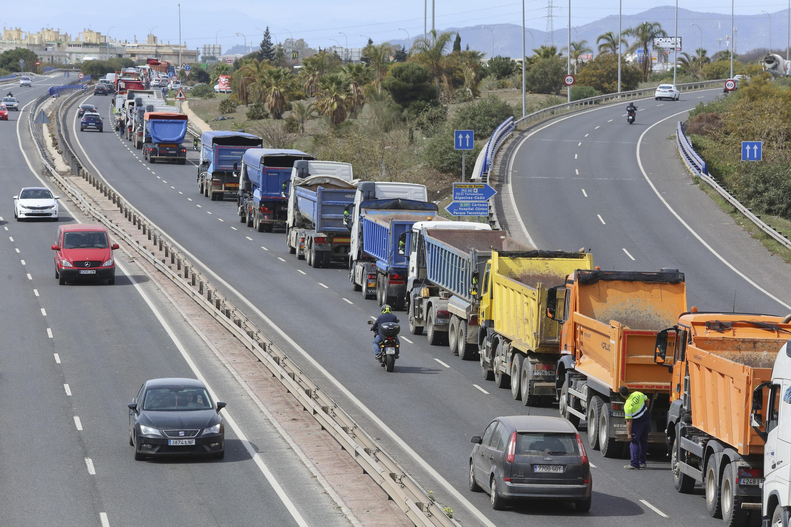Caravana de transportistas protestando por el precio de los combustibles, este jueves.