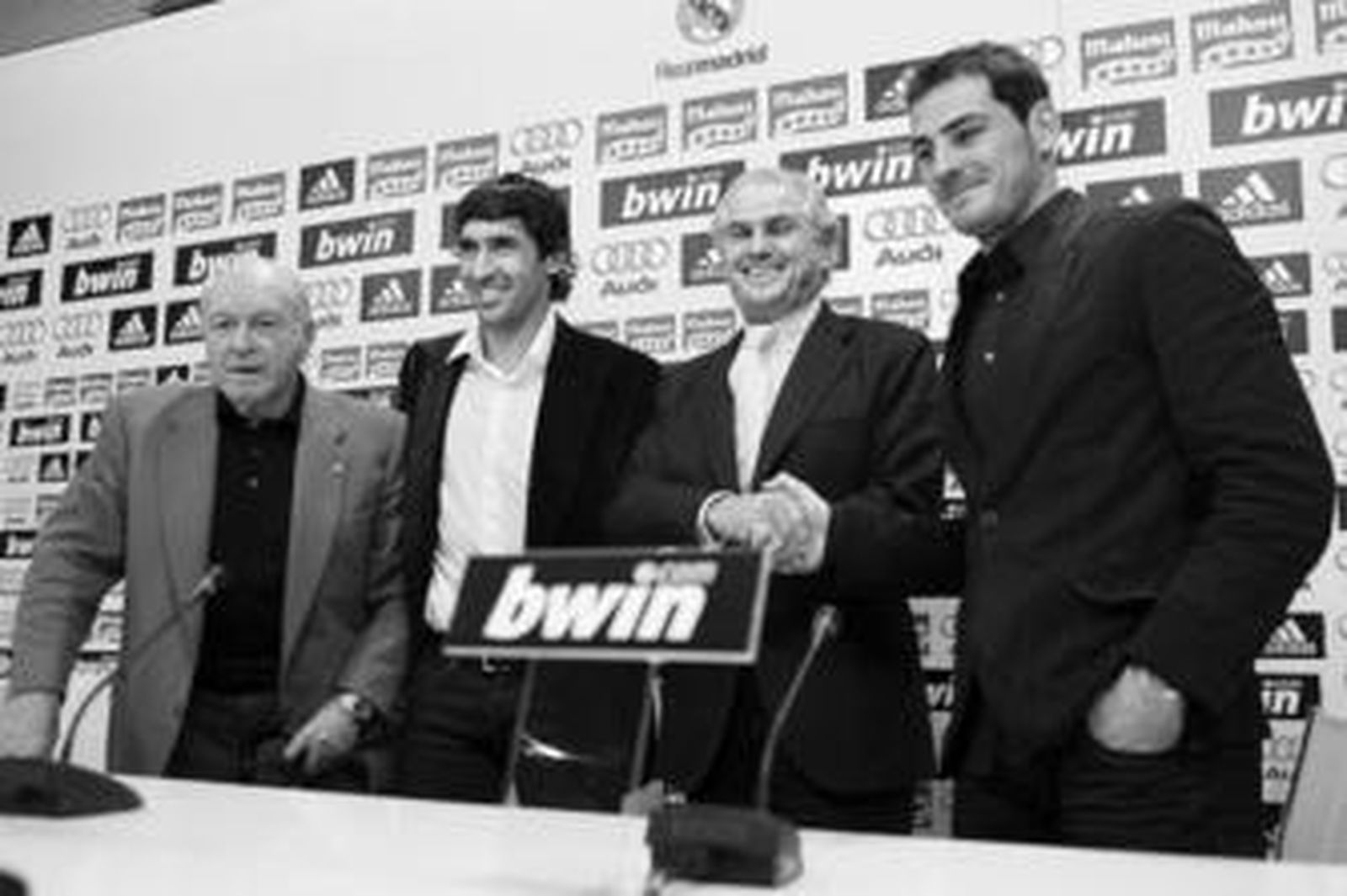 Casillas y Raúl estrechan sus manos con Calderón en presencia de Di Stéfano.