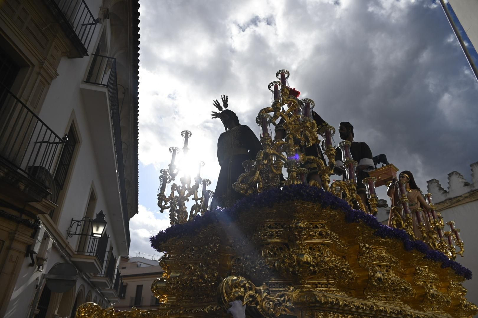 La procesión de la hermandad del Císter en el Martes Santo, en imágenes