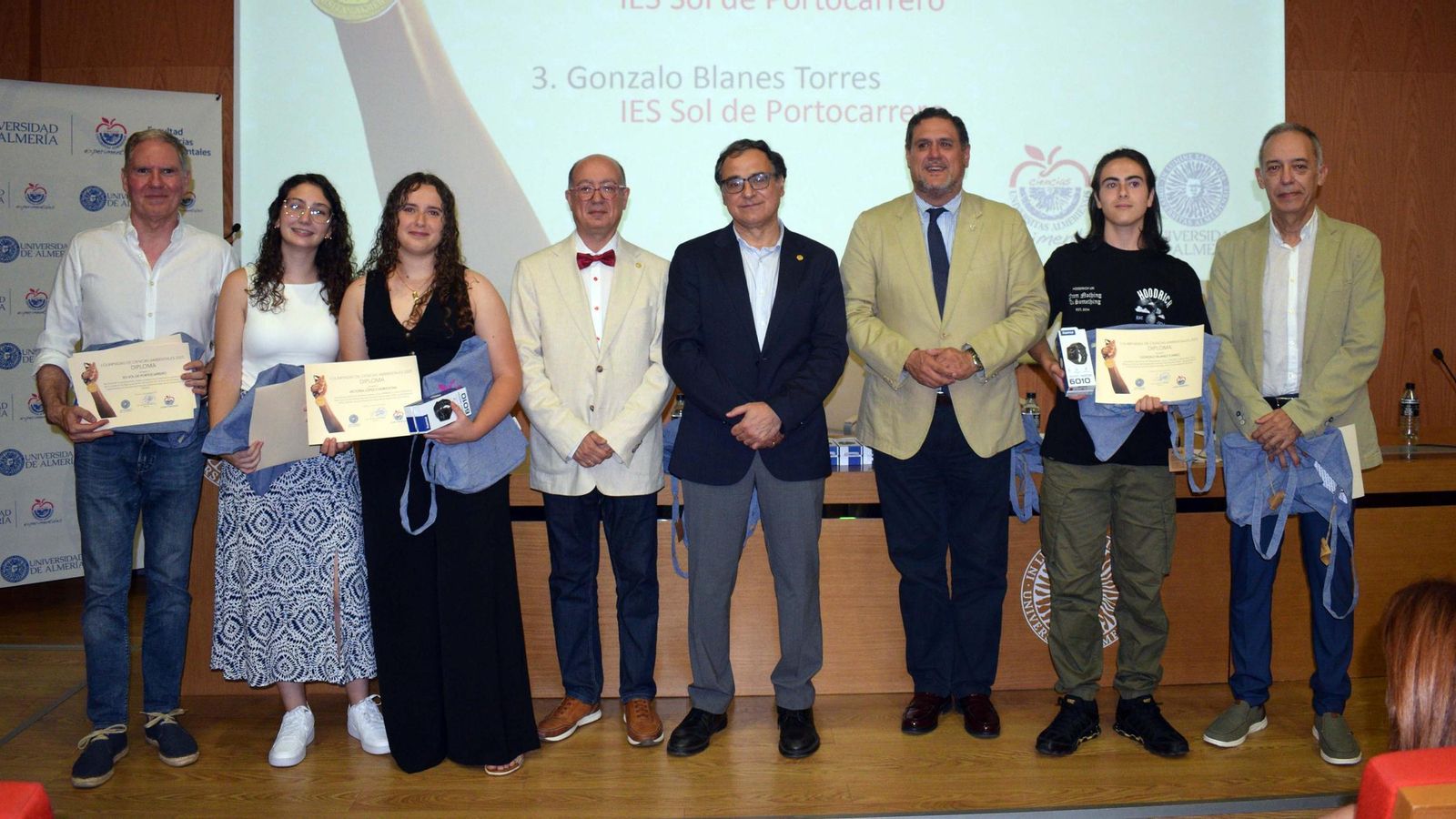 Los ganadores de la Olimpiada de Ciencias Ambientales, que se ha celebrado este año por primera vez, recogen su galardón.