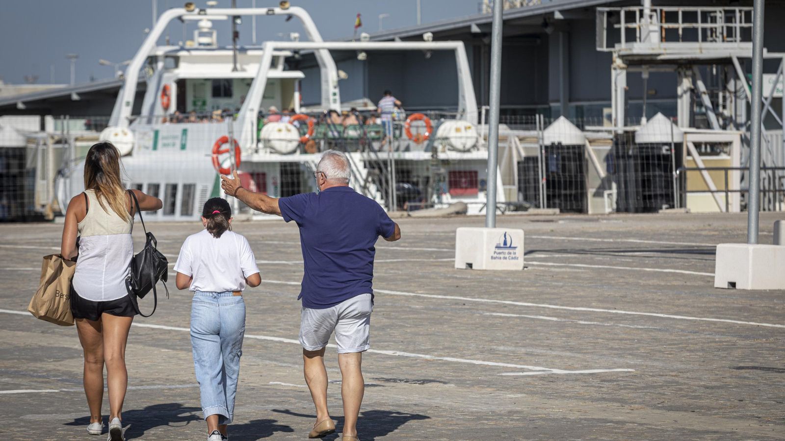 Paseantes por el interior del muelle.