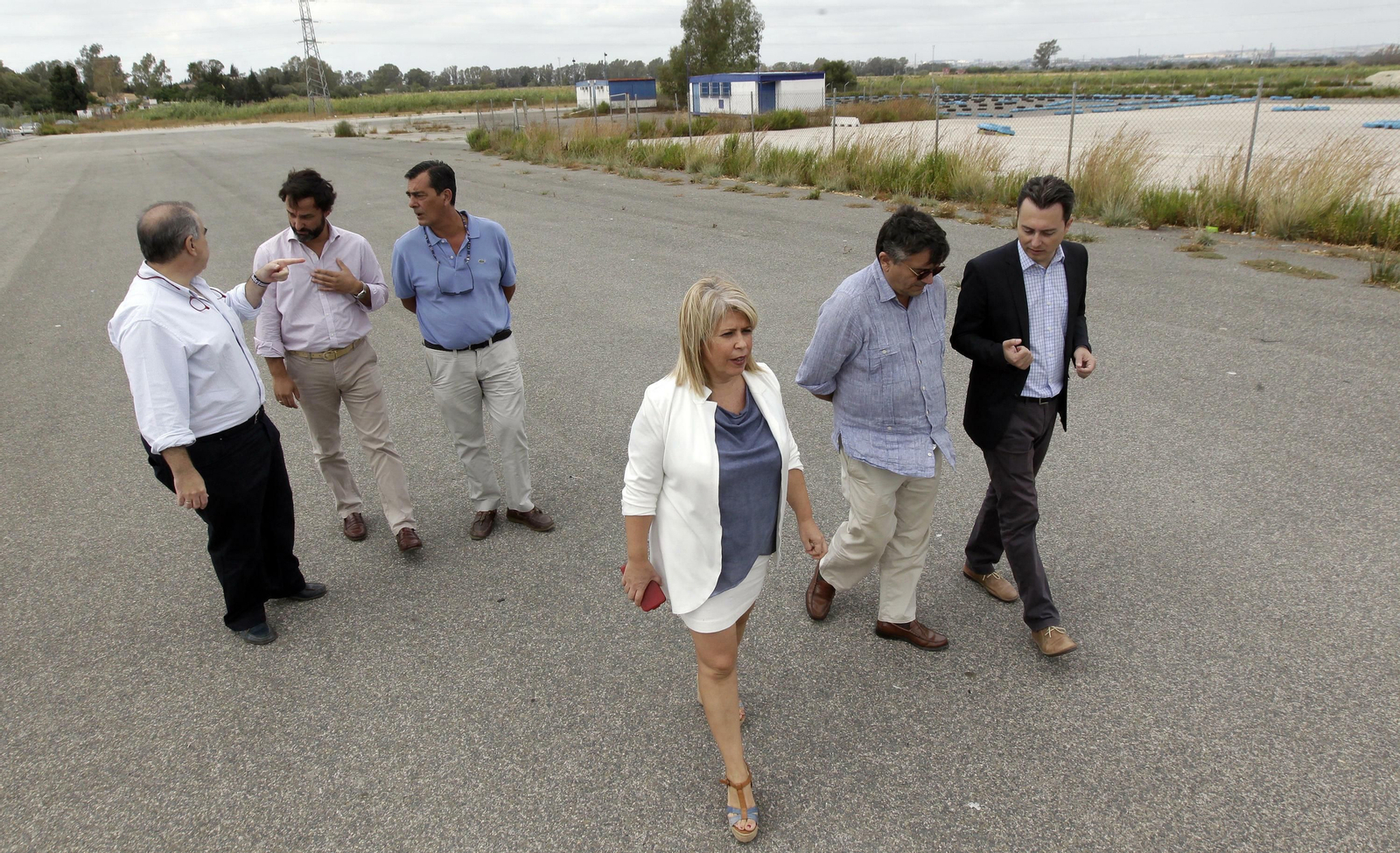 Representantes municipales en los terrenos destinados al Centro del Motor.
