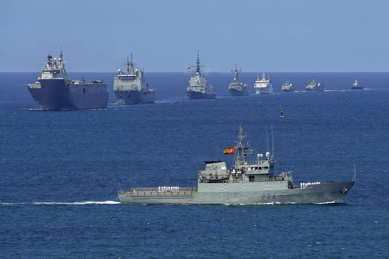 Las espectaculares imágenes de la exhibición por el Día de las Fuerzas Armadas en Gijón