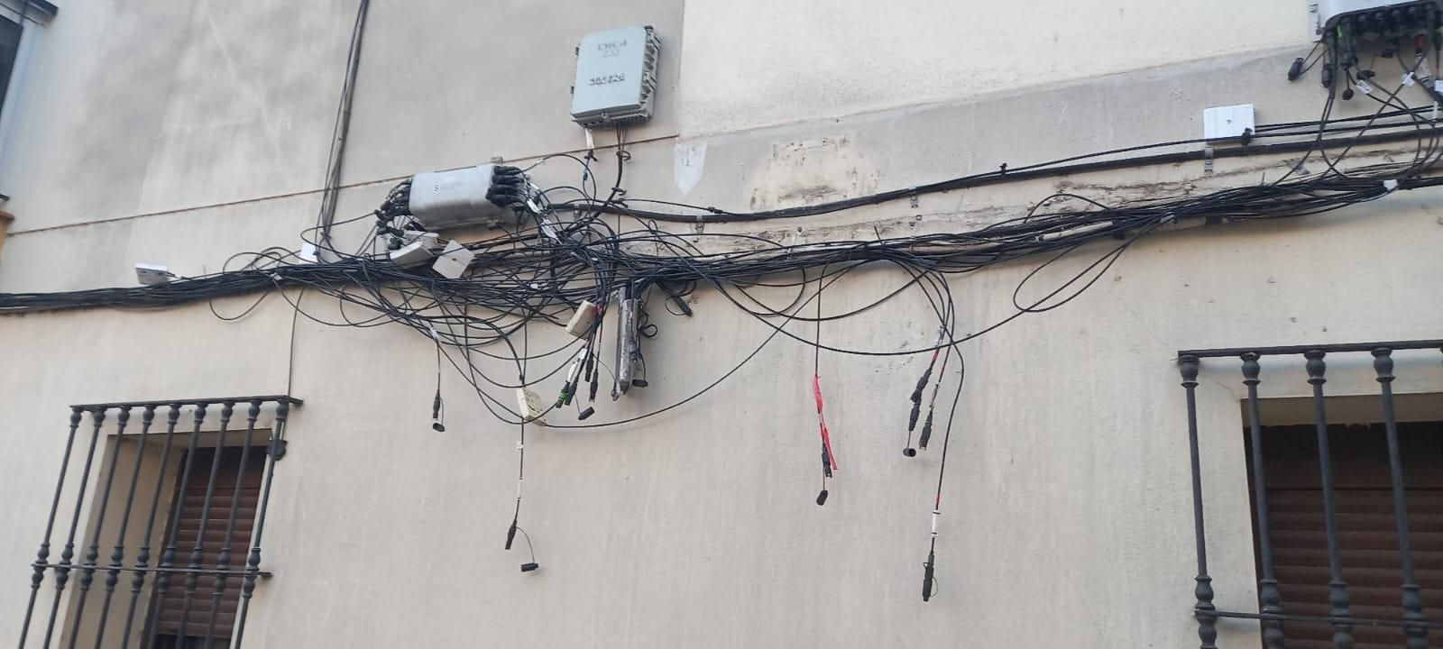 Aspecto del cableado en uno de los bloques de La Constancia.