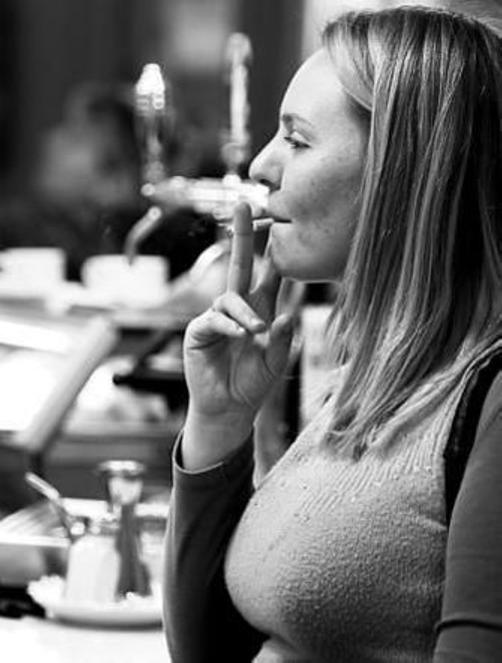 Una fumadora en un establecimiento hostelero.