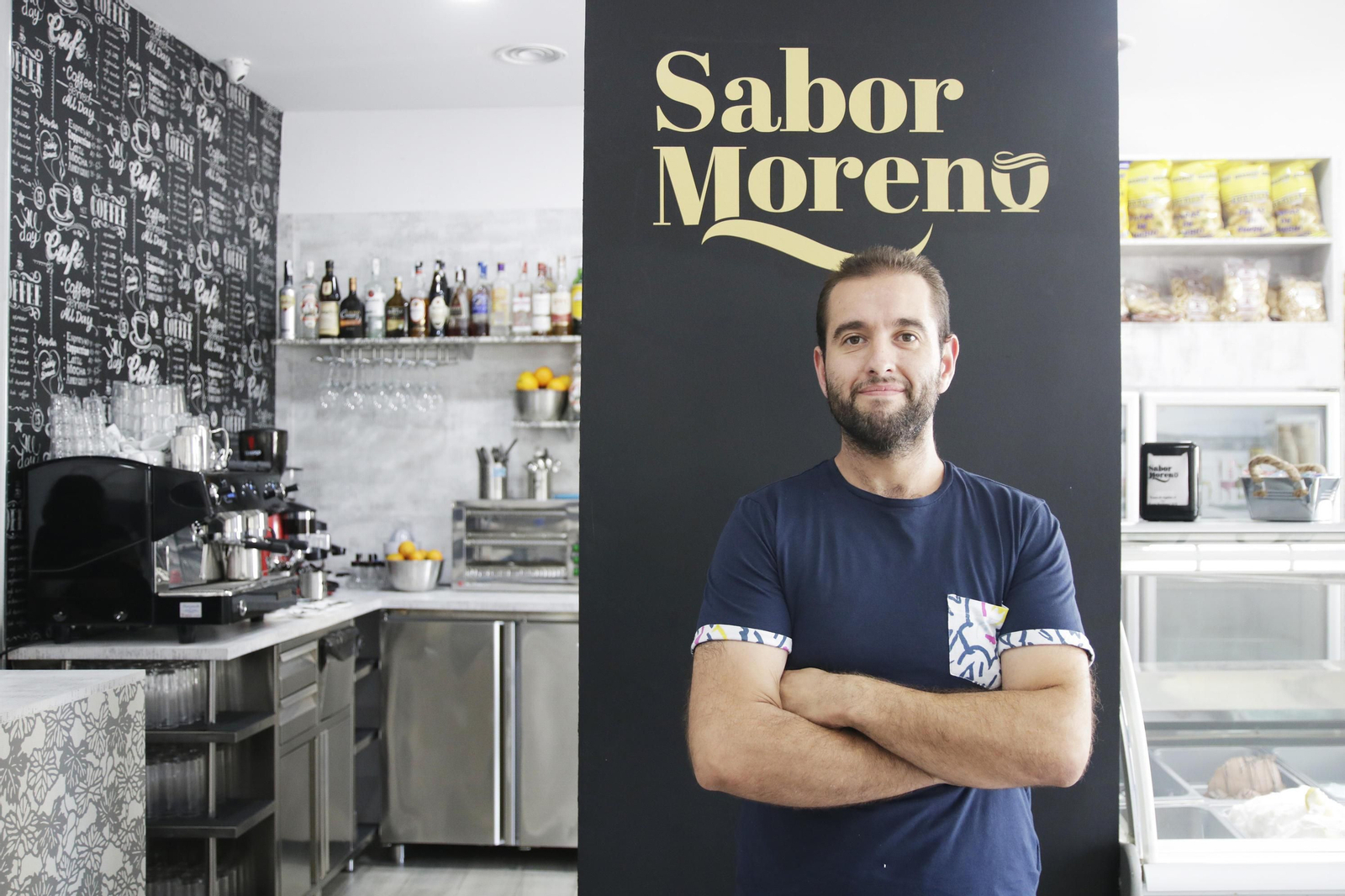 Juan Antonio Moreno posa en el interior del local situado en Avenida del Campo de la Verdad. /CARMEN CREMADES