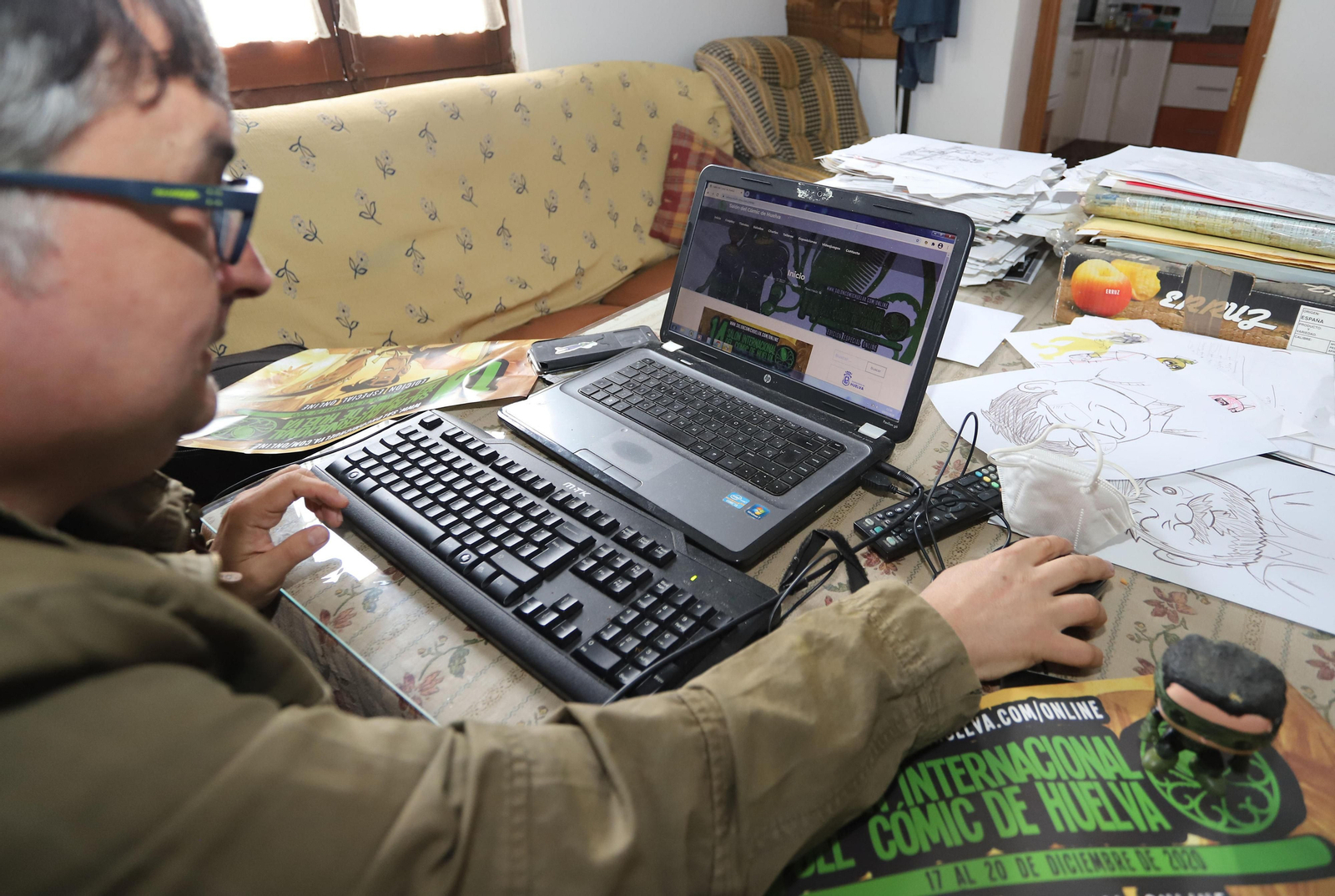 Gerardo Macías sigue las actividades del Salón del Cómic.