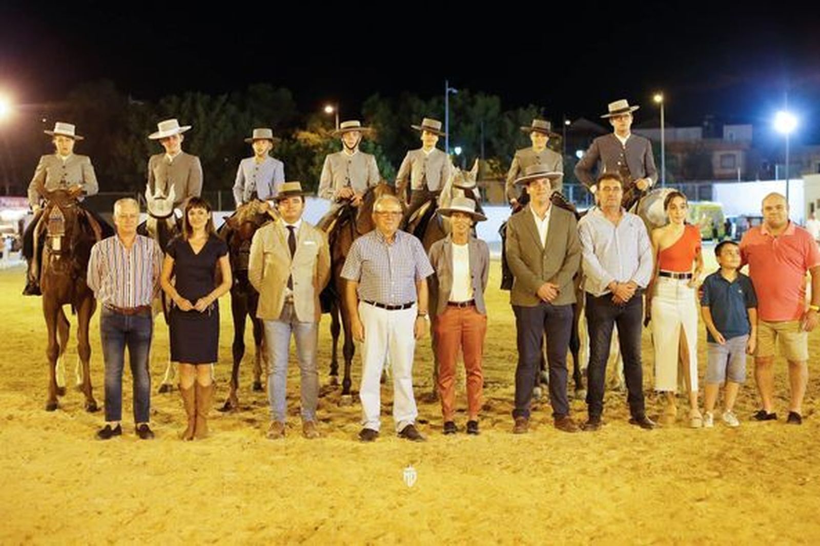 Alcalde y ediles junto a responsables del evento y participantes.