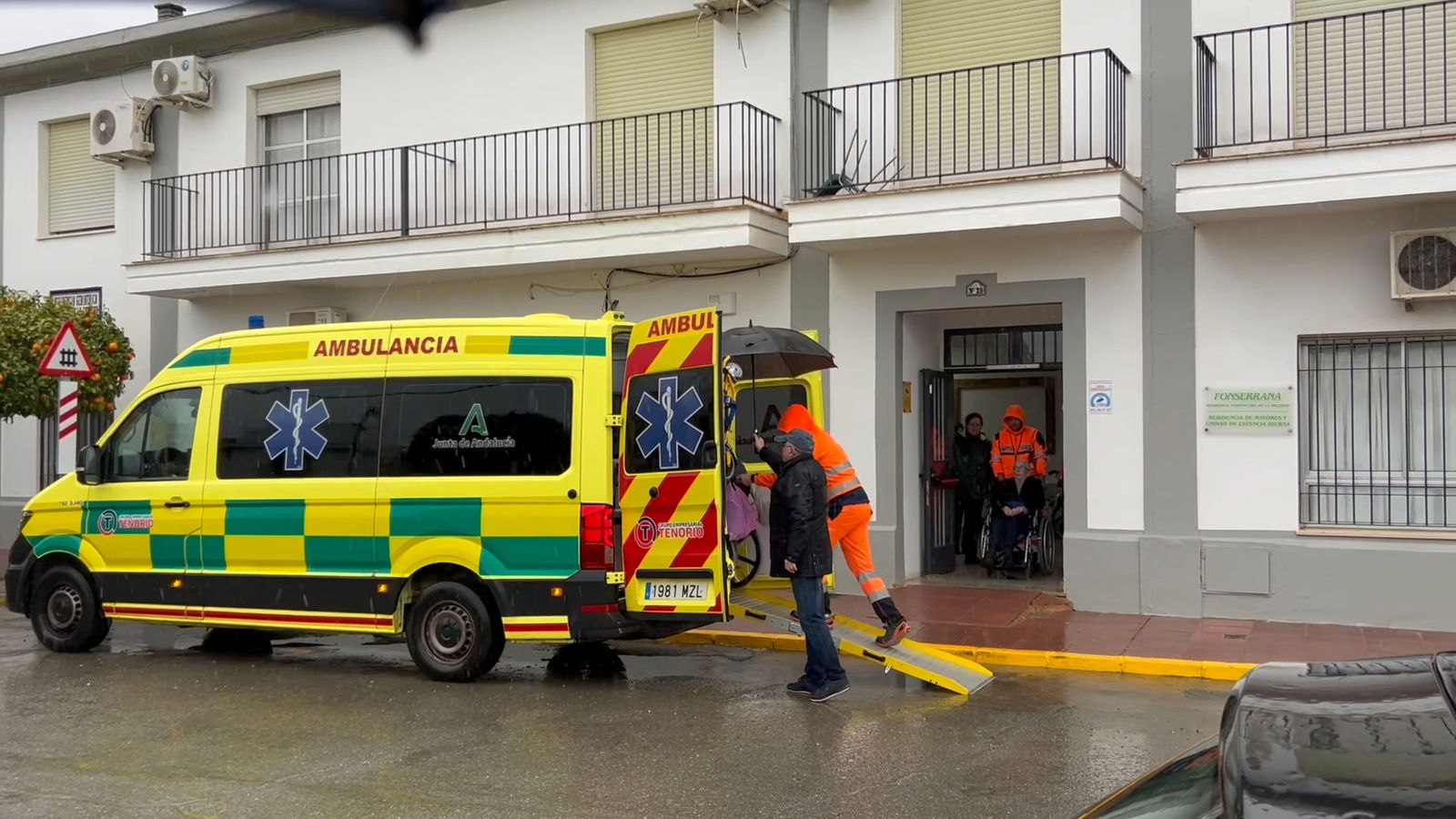 Así ha sido el desalojo de una residencia de mayores en Tocina por las inundaciones