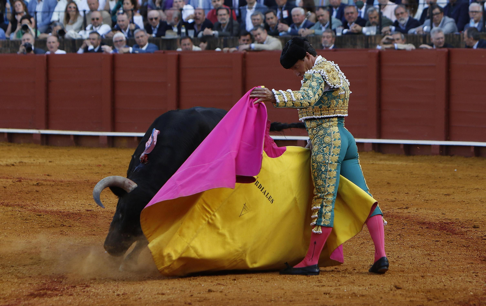 Los lances capoteros de Diego Urdiales fueron de lo más destacado del décimo festejo del ciclo sevillano.