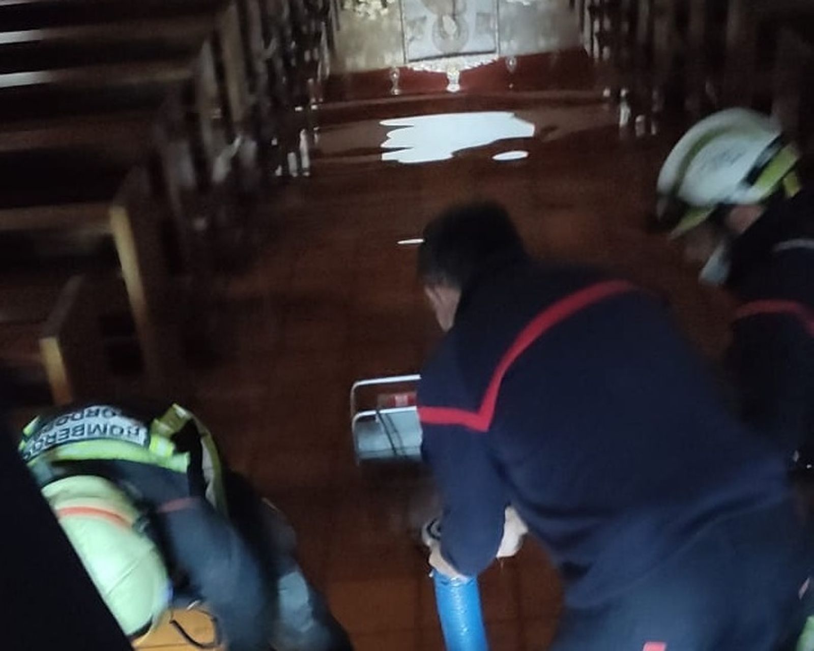 Los bomberos trabajan en la parroquia de Santa Cecilia.