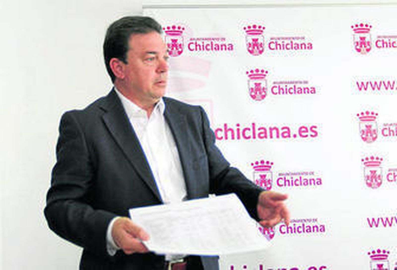 El delegado de Hacienda, Joaquín Guerrero, ayer tras su comparecencia ante los medios de comunicación.