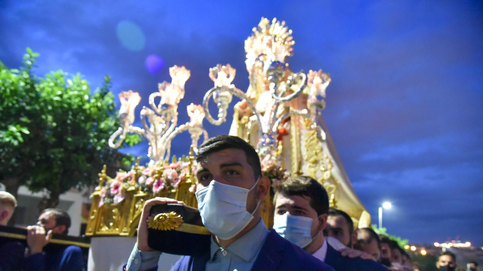 Las fotos de la Virgen de la Salud procesionando en la barriada de San Garcia